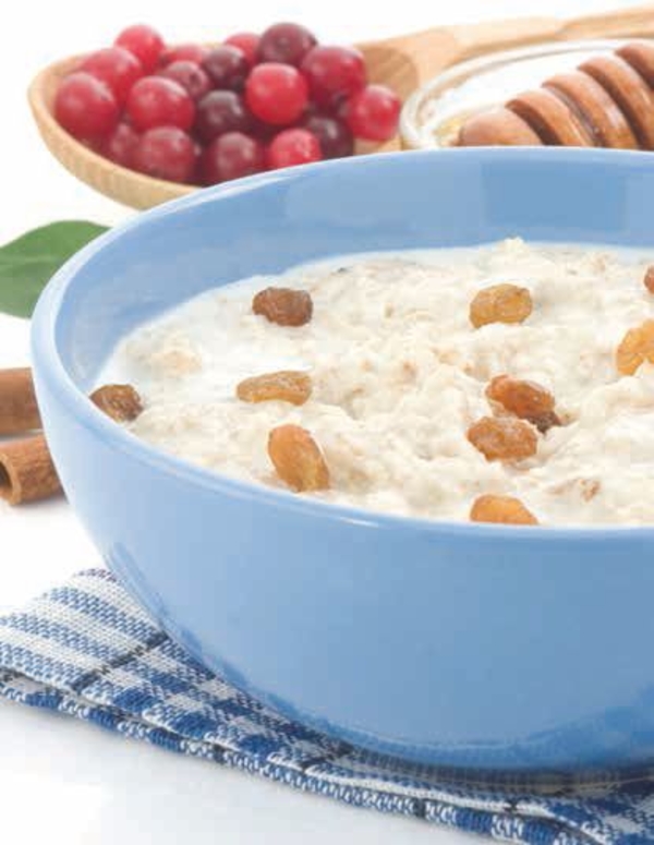 Овсяная молочная каша с сухофруктами