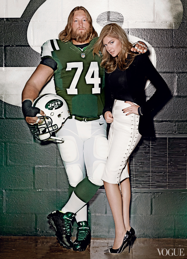 В здоровом теле: Кейт Аптон с футболистами из NFL снялась для Vogue