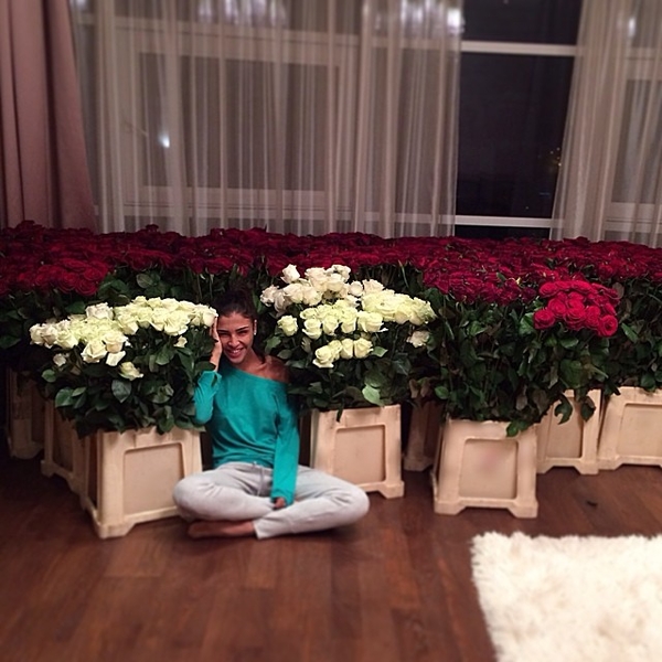 Поклонник Санты Димопулос завалил квартиру певицы розами