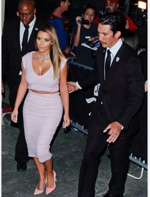 Ким Кардашян разрезала дорогое дизайнерское платье на юбку и топ