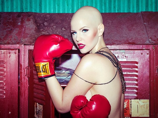 Модель plus-size снимается в рекламе, несмотря на рак