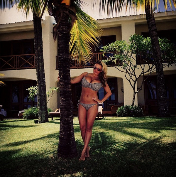 Анна Семенович показала пышные формы