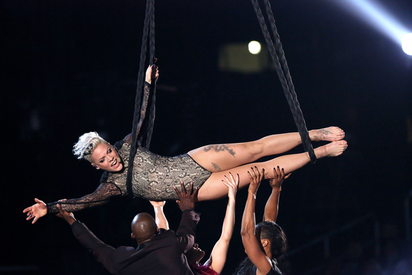 Грэмми 2014: Певица Пинк поразила поклонников акробатическими трюками