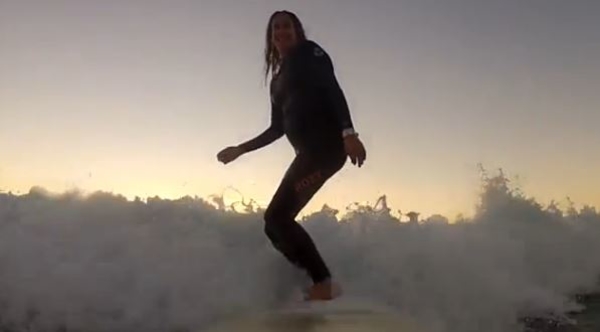 Беременная экстремалка: Серфинг до самых родов