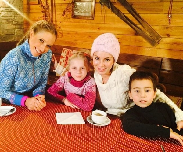 Осадчая встретилась с "татушкой" Волковой и ее детьми