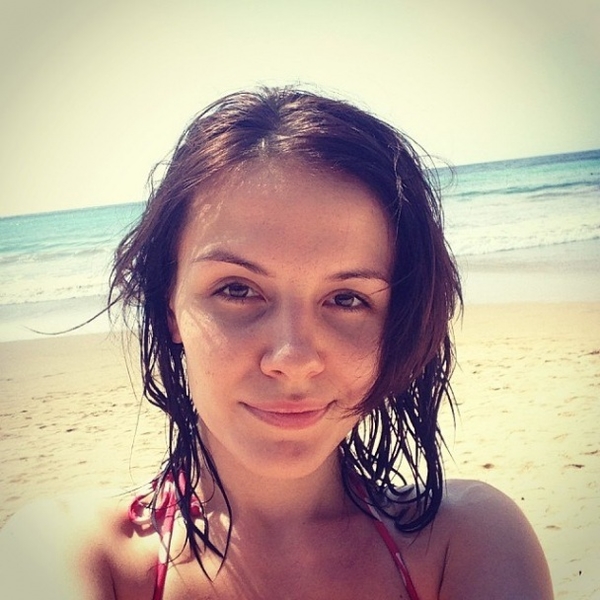 Певица Эрика показала фото без макияжа