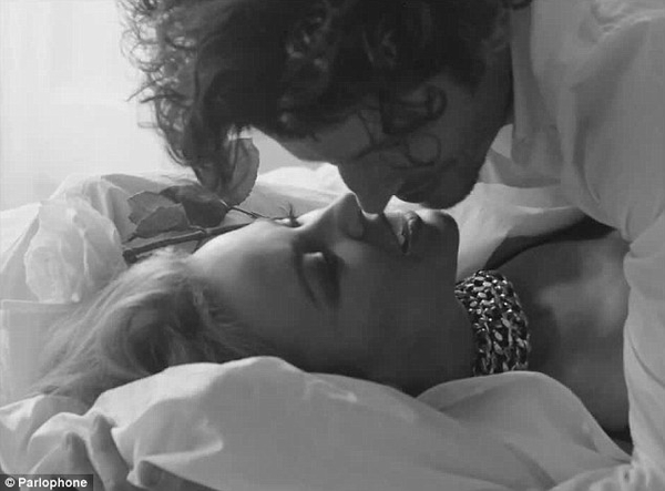 45-летняя Кайли Миноуг показала ножки в новом клипе