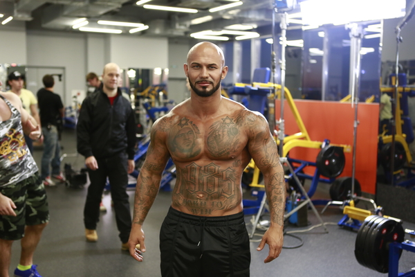 Рэпер Джиган показал подкачанное тело на съемках нового клипа