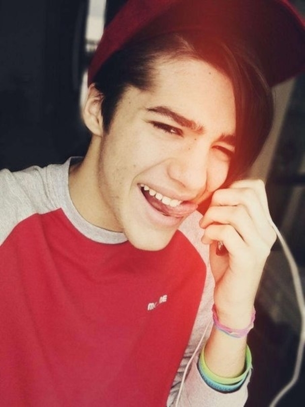 Рома Желудь снял новый клип о серьезных отношениях