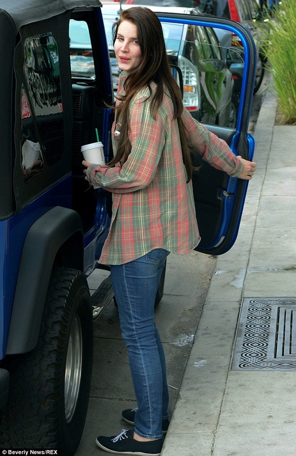 Лана Дель Рей показала лицо без макияжа