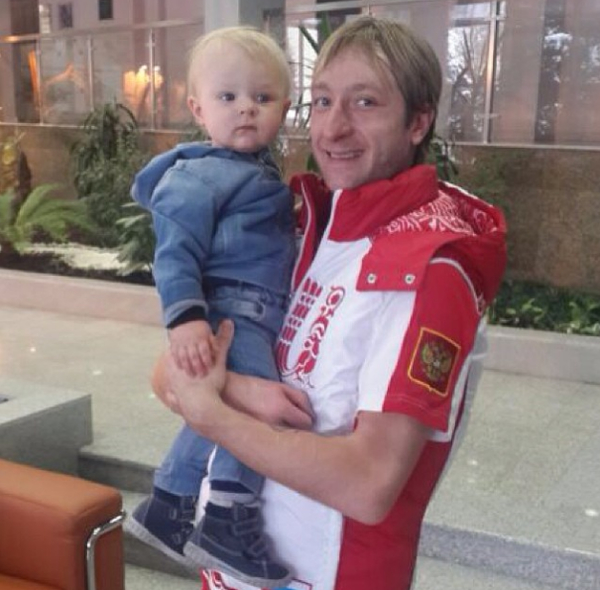 Годовалый сын Рудковской и Плющенко прилетел с родителями в Сочи