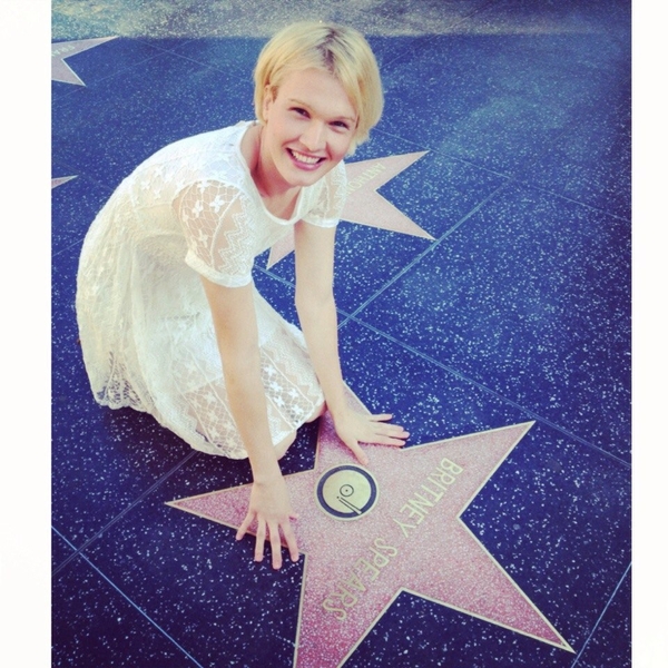 Борис Апрель прогулялся по Голливуду в романтичном белом платье