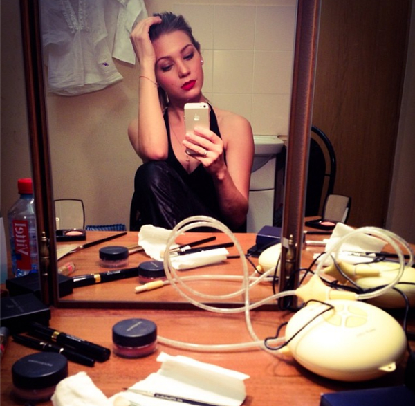 Кристина Асмус кормит грудью новорожденную дочь