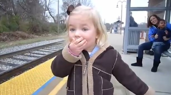 Детские эмоции: Девочка впервые видит поезд