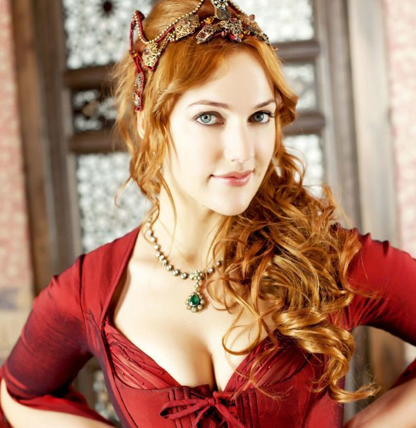 Звезда сериала Роксолана Мерьем Узерли родила девочку