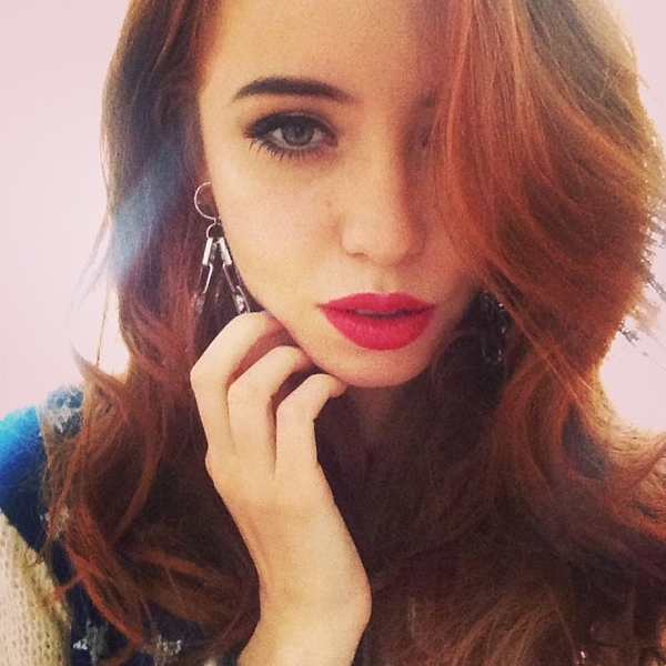 Солистка группы Время и Стекло показала стройные ножки