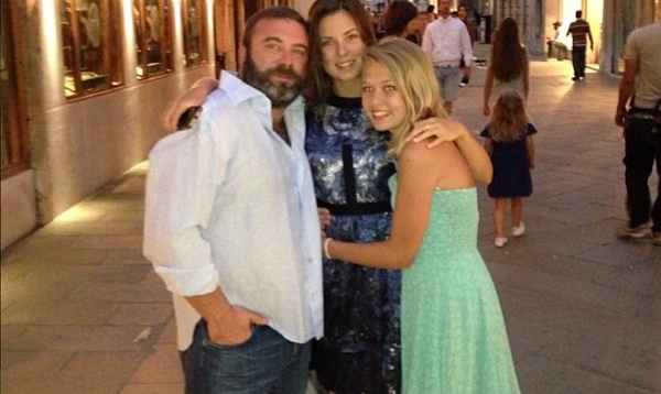 Экс-супруг Веры Брежневой отдыхает с дочерьми в Европе