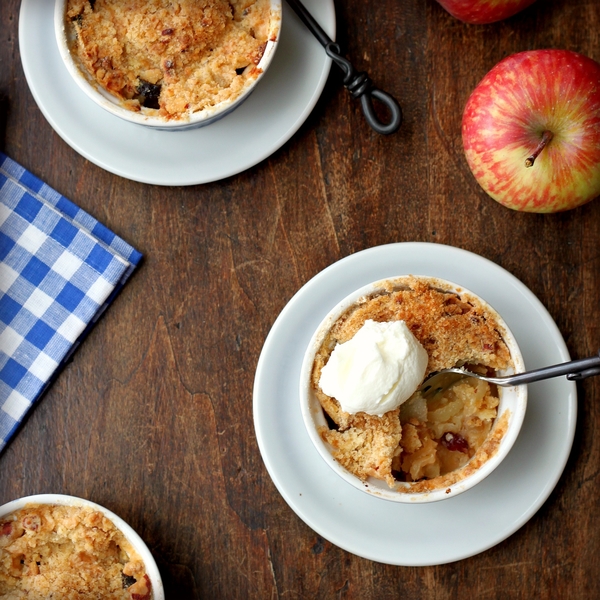 Как приготовить клюквенный крамбль с яблоками и грушами