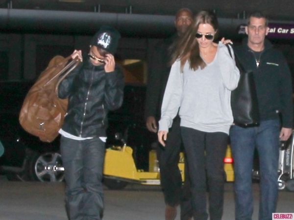 Питт и Джоли прибыли в лондонский аэропорт вместе с сыном Мэдоксом