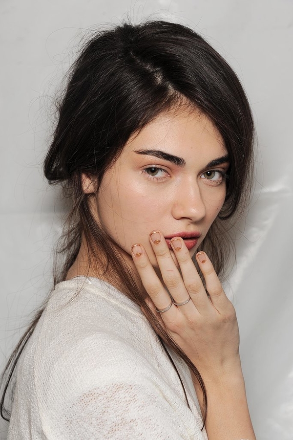 Интересные идеи для французского маникюра с подиума