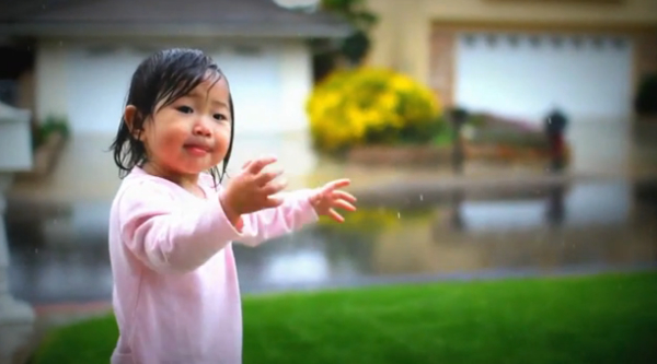 Милое видео: Маленькая девочка впервые видит дождь