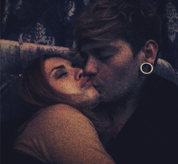 Александр Кривошапко показал фото страстного поцелуя с незнакомкой