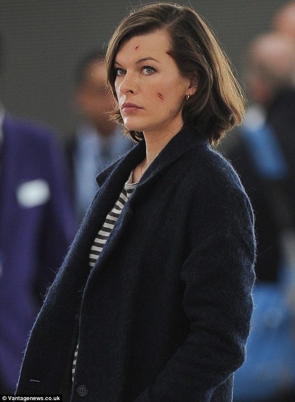 Милла Йовович шокировала людей в аэропорту побитым лицом