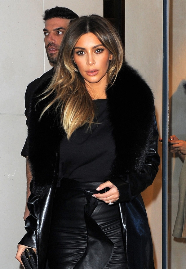 Ким Кардашян отрицает пластику ягодиц