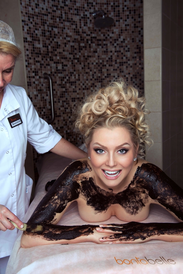 Обнаженная Лена Ленина обмазалась грязью