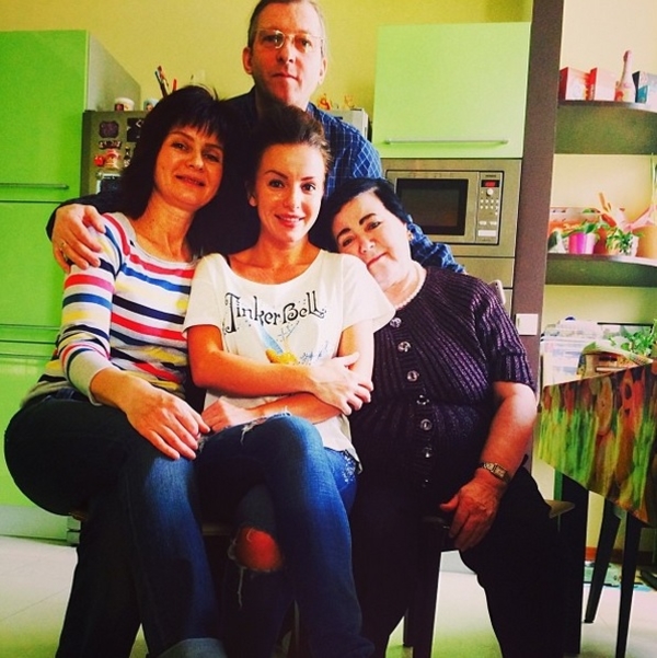 Юлия Волкова показала фото с родителями