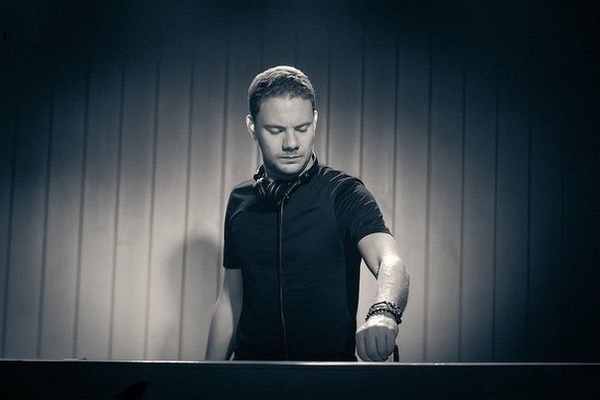 Диджей SMASH выпустил новый клип: Эротика, библия и откровенные наряды