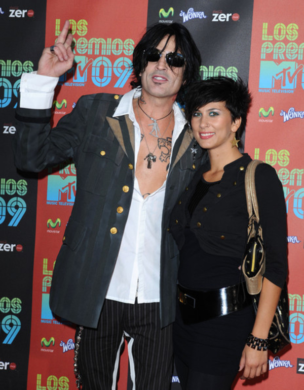 Бывший  51-летний муж Памелы Андерсон женится на 30-летней певице