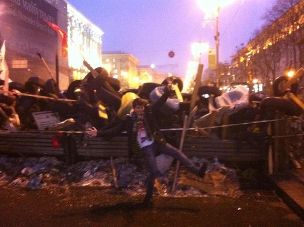 Сын Ирины Билык сфотографировался на фоне баррикад