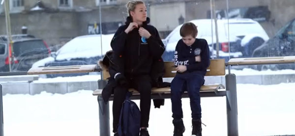 Социальная реклама: А ты бы помог замерзшему ребенку