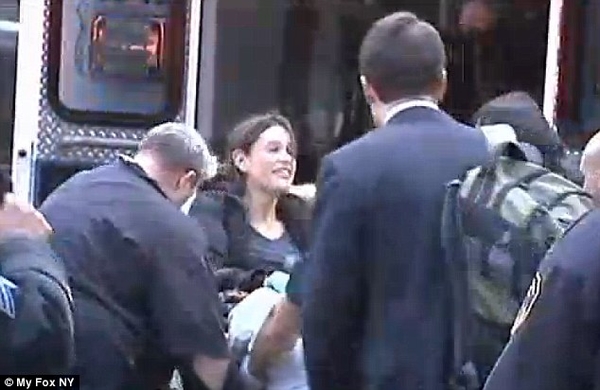 Женщина родила ребенка на оживленной улице Нью-Йорка