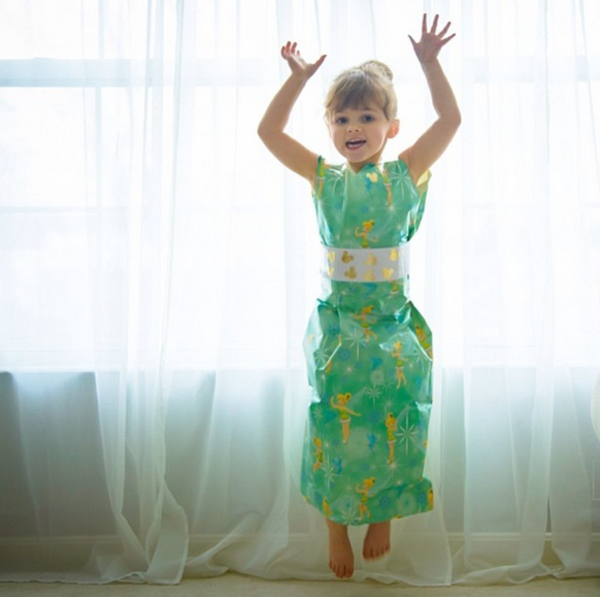 Мама создает для дочки шикарные наряды из подручных средств