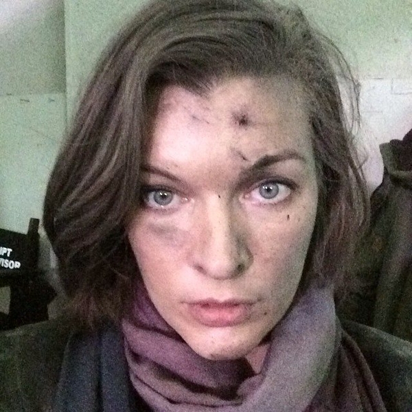 Мила Йовович шокировала поклонников фото со съемок