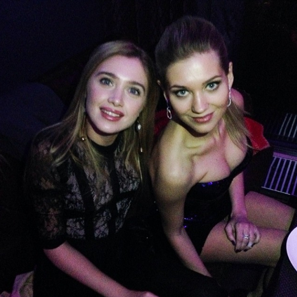 Кристина Асмус похвасталась стройной фигурой и глубоким декольте