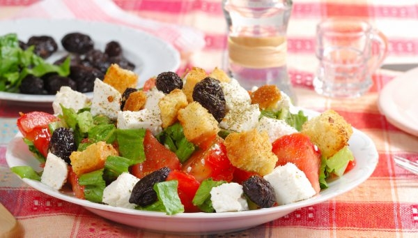 Салаты с сухариками: Три вкусные идеи