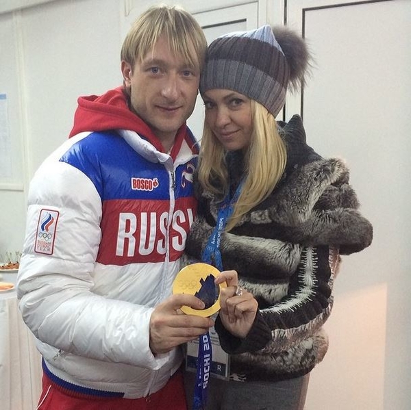 Яна Рудковская показала болты из позвоночника Плющенко