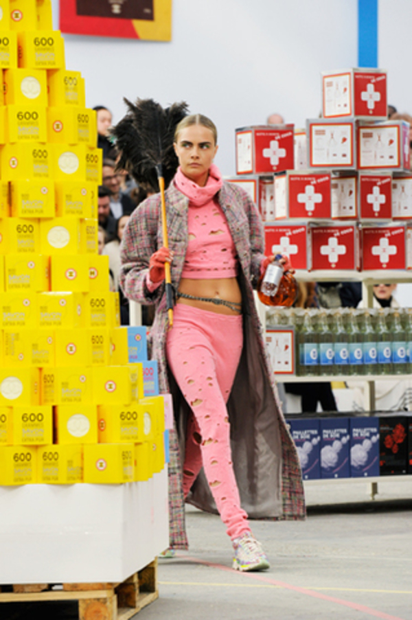 Модный супермаркет: Бренд Chanel представил новую коллекцию