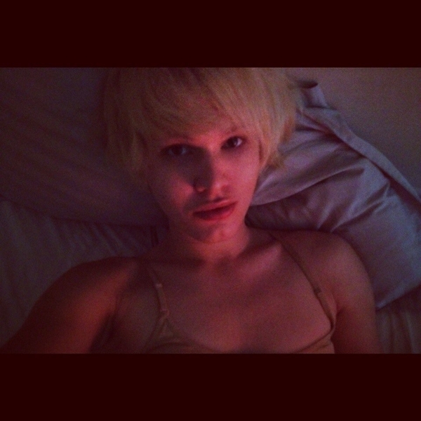 Борис Апрель показал постельное фото в белье