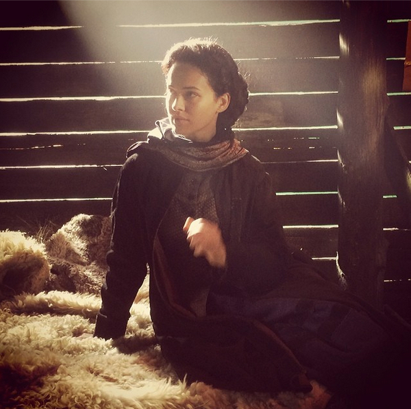 Даша Астафьева примерила образ скромницы