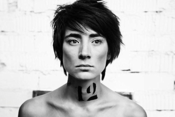 Земфира показала видео о войне: Настала пора, и тут уж кричи-не кричи