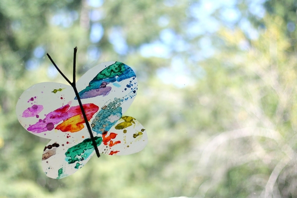 Поделки для самых маленьких:  Бабочки на окне