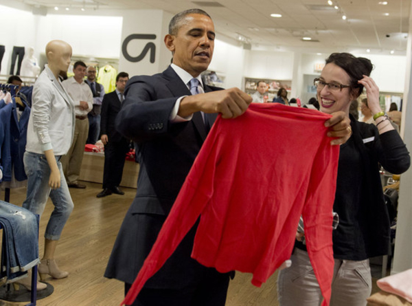 Барак Обама покупает вещи для жены и дочек в бюджетном магазине