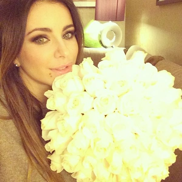 Весна пришла: ТОП-10 фото звезд с цветами