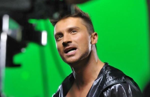 Лазарев показал пресс и попросил фанаток раздеться в новом клипе