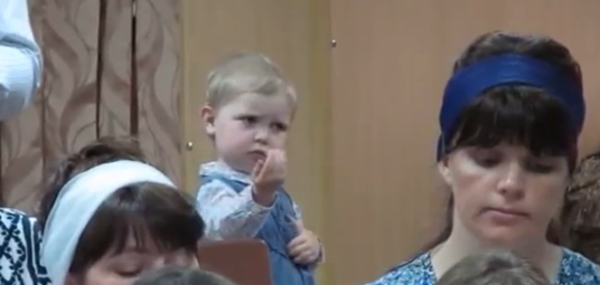 Маленькая девочка дирижирует хором