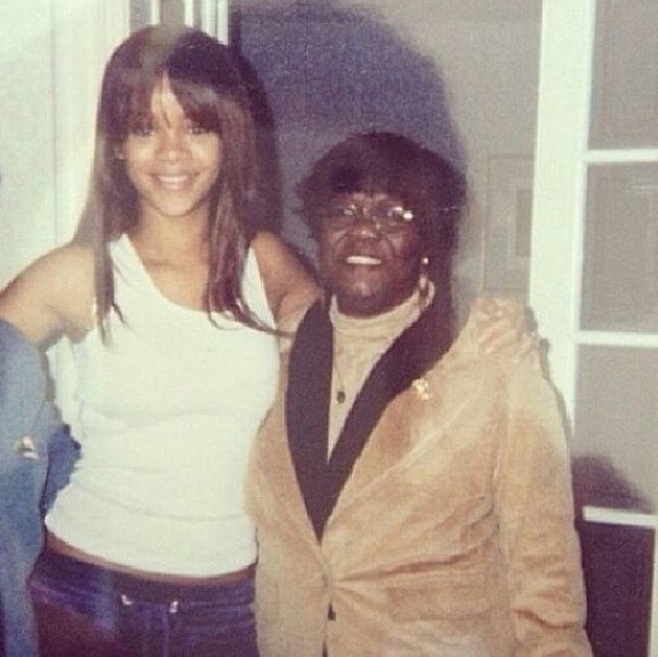 Рианна отметила день рождения покойной бабушки